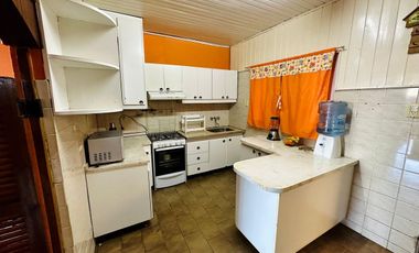 VENDE CASA 6 AMBIENTES, HIPOLITO BOUCHARD 5799