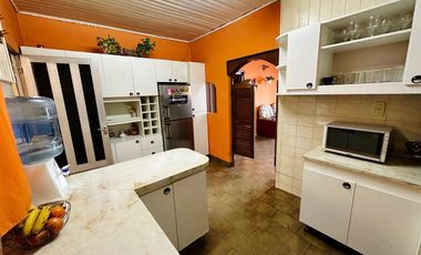 VENDE CASA 6 AMBIENTES, HIPOLITO BOUCHARD 5799