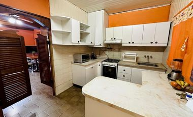 VENDE CASA 6 AMBIENTES, HIPOLITO BOUCHARD 5799