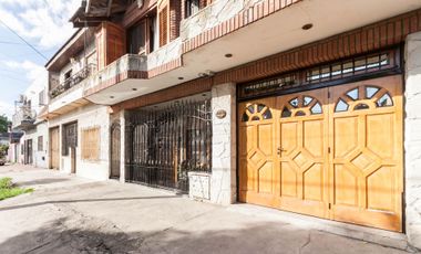 CASA 2/3 FLIAS. CON PATIO.TERRAZA Y COCHERA GERLI