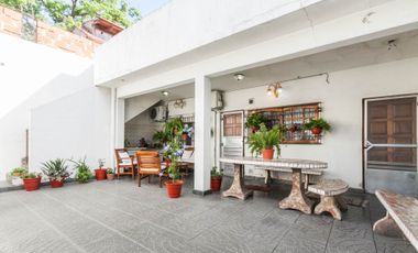 CASA 2/3 FLIAS. CON PATIO.TERRAZA Y COCHERA GERLI