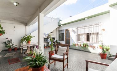 CASA 2/3 FLIAS. CON PATIO.TERRAZA Y COCHERA GERLI