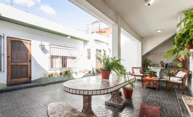 CASA 2/3 FLIAS. CON PATIO.TERRAZA Y COCHERA GERLI