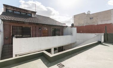 CASA 2/3 FLIAS. CON PATIO.TERRAZA Y COCHERA GERLI