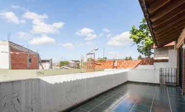 CASA 2/3 FLIAS. CON PATIO.TERRAZA Y COCHERA GERLI