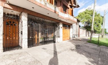 CASA 2/3 FLIAS. CON PATIO.TERRAZA Y COCHERA GERLI
