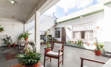 CASA 2/3 FLIAS. CON PATIO.TERRAZA Y COCHERA GERLI
