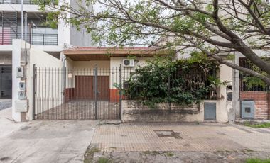 CASA EN VENTA EN LANUS. IDEAL DOS FAMILIAS/PERMUTA