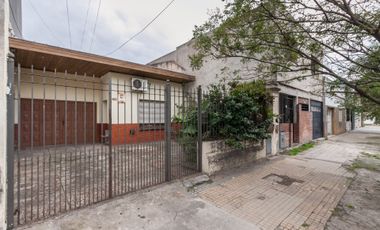 CASA EN VENTA EN LANUS. IDEAL DOS FAMILIAS/PERMUTA