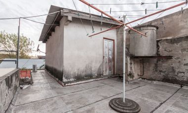CASA EN VENTA EN LANUS. IDEAL DOS FAMILIAS/PERMUTA