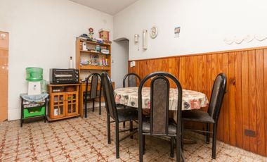 CASA EN VENTA EN LANUS. IDEAL DOS FAMILIAS/PERMUTA