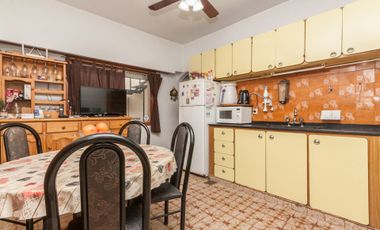 CASA EN VENTA EN LANUS. IDEAL DOS FAMILIAS/PERMUTA