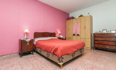CASA EN VENTA EN LANUS. IDEAL DOS FAMILIAS/PERMUTA