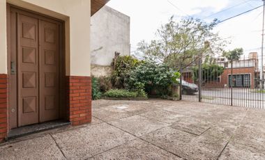 CASA EN VENTA EN LANUS. IDEAL DOS FAMILIAS/PERMUTA