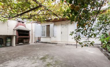 CASA EN VENTA EN LANUS. IDEAL DOS FAMILIAS/PERMUTA