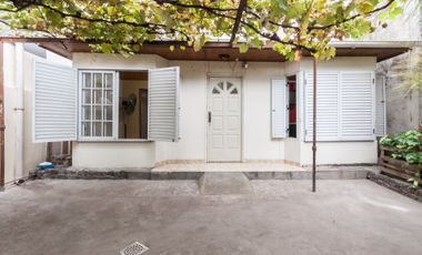 CASA EN VENTA EN LANUS. IDEAL DOS FAMILIAS/PERMUTA