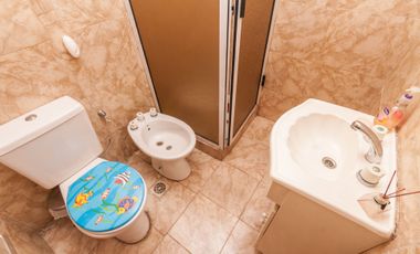 CASA EN VENTA EN LANUS. IDEAL DOS FAMILIAS/PERMUTA
