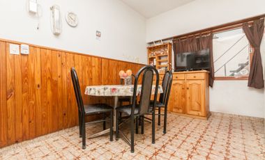 CASA EN VENTA EN LANUS. IDEAL DOS FAMILIAS/PERMUTA