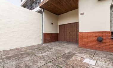 CASA EN VENTA EN LANUS. IDEAL DOS FAMILIAS/PERMUTA