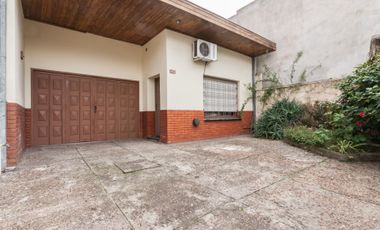 CASA EN VENTA EN LANUS. IDEAL DOS FAMILIAS/PERMUTA
