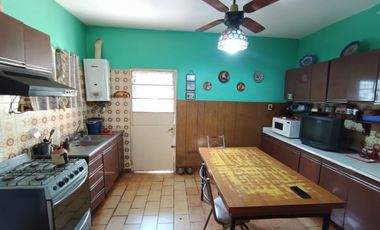 Venta Casa 4 ambientes de dos plantas en Liniers
