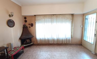 Venta Casa 4 ambientes de dos plantas en Liniers
