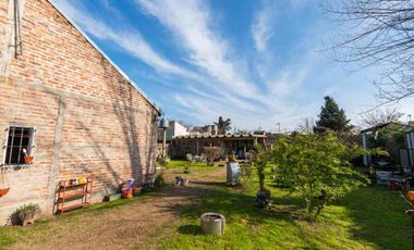 VENTA CASA 2 Y 3 AMB LOTE 600M2 BOSQUES VARELA