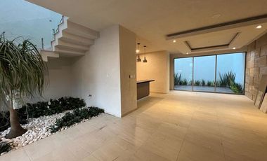 CASA NUEVA EN VENTA FRACC EN ALTOZANO, MORELIA. ESPECTACULAR DISEÑO MODERNO