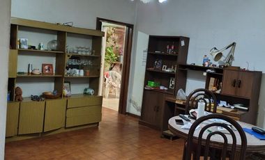 Casa en  esquina en buen estado