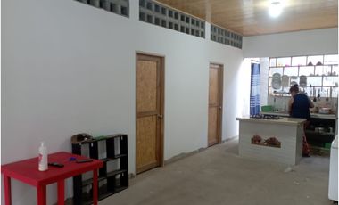 VENDO CASA CON LOCAL COMERCIAL BARRIO LAS NAVARRAS MARGEN IZQUIERDA