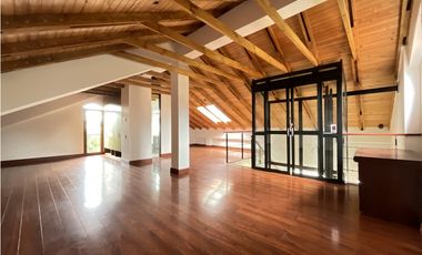 Arriendo Casa Esquinera en Cota, junto al Club Pueblo Viejo