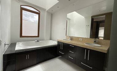 Arriendo Casa Esquinera en Cota, junto al Club Pueblo Viejo