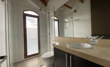 Arriendo Casa Esquinera en Cota, junto al Club Pueblo Viejo
