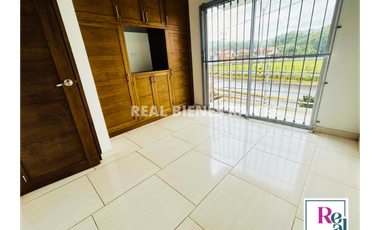 ARRIENDO CASA ESQUINERA UNIFAMILIAR CERCA AL CENTRO COMERCIAL VIVA