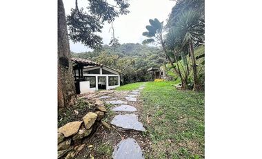 Venta de casa campestre en El Retiro, sector Carabanchel. 2 niveles.