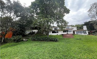 Venta de casa campestre en El Retiro, sector Carabanchel. 2 niveles.