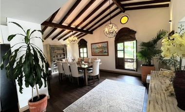 Venta de casa campestre en El Retiro, sector Carabanchel. 2 niveles.