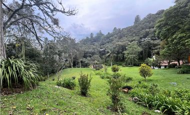 Venta de casa campestre en El Retiro, sector Carabanchel. 2 niveles.