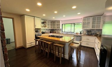 Venta de casa campestre en El Retiro, sector Carabanchel. 2 niveles.