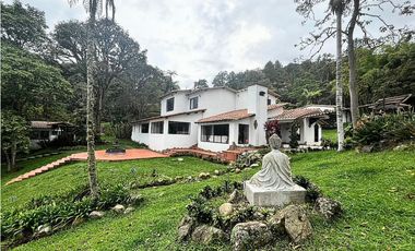 Venta de casa campestre en El Retiro, sector Carabanchel. 2 niveles.