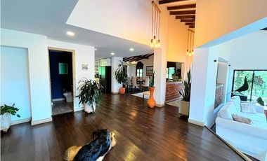 Venta de casa campestre en El Retiro, sector Carabanchel. 2 niveles.