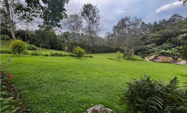 Venta de casa campestre en El Retiro, sector Carabanchel. 2 niveles.