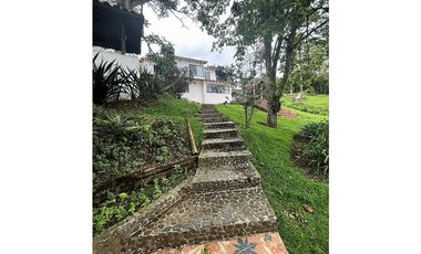 Venta de casa campestre en El Retiro, sector Carabanchel. 2 niveles.