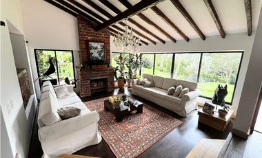 Venta de casa campestre en El Retiro, sector Carabanchel. 2 niveles.