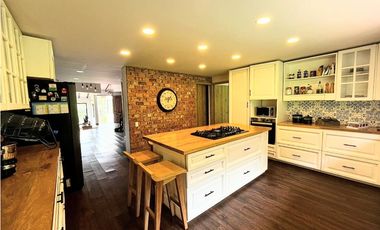 Venta de casa campestre en El Retiro, sector Carabanchel. 2 niveles.