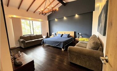 Venta de casa campestre en El Retiro, sector Carabanchel. 2 niveles.