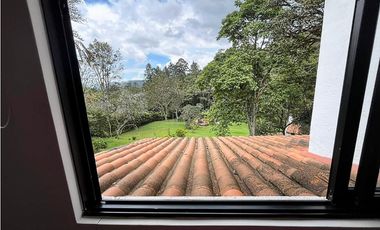 Venta de casa campestre en El Retiro, sector Carabanchel. 2 niveles.