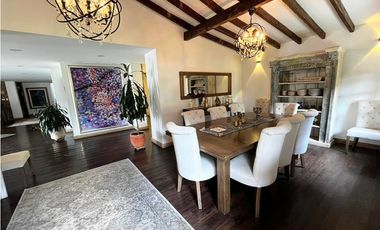 Venta de casa campestre en El Retiro, sector Carabanchel. 2 niveles.