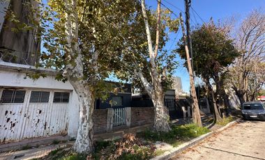 Casa con lote ideal Desarrollo inmobiliario multifamilar!  Berazategui