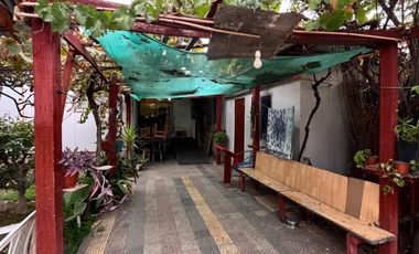 SE VENDE AMPLIA CASA CON PATIO